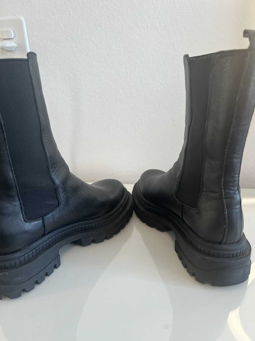 Bershka Scarpe da donna: Bershka Schwarze Lederstiefel EU 37 – Usato da Bülach venduto da deinmica 3