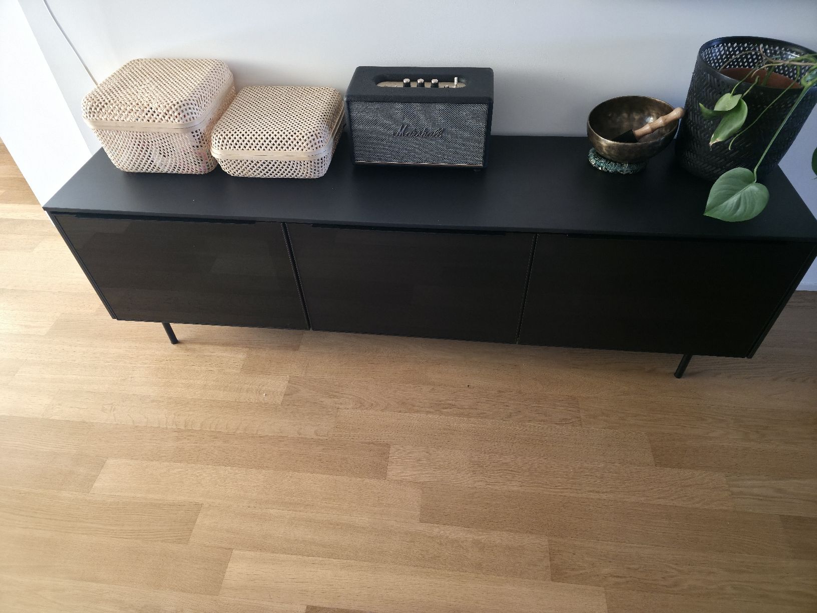 Ikea Mobili TV: IKEA BESTÅ Sideboard 180 cm, Glasfronten schwarz – Usato da Bern venduto da Harrison2