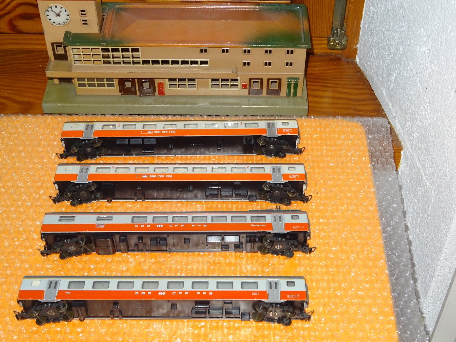 Liliput Modellini di ferrovie: Vagons Liliput Swiss-Express – Usato da Bigorio venduto da hp_41 2