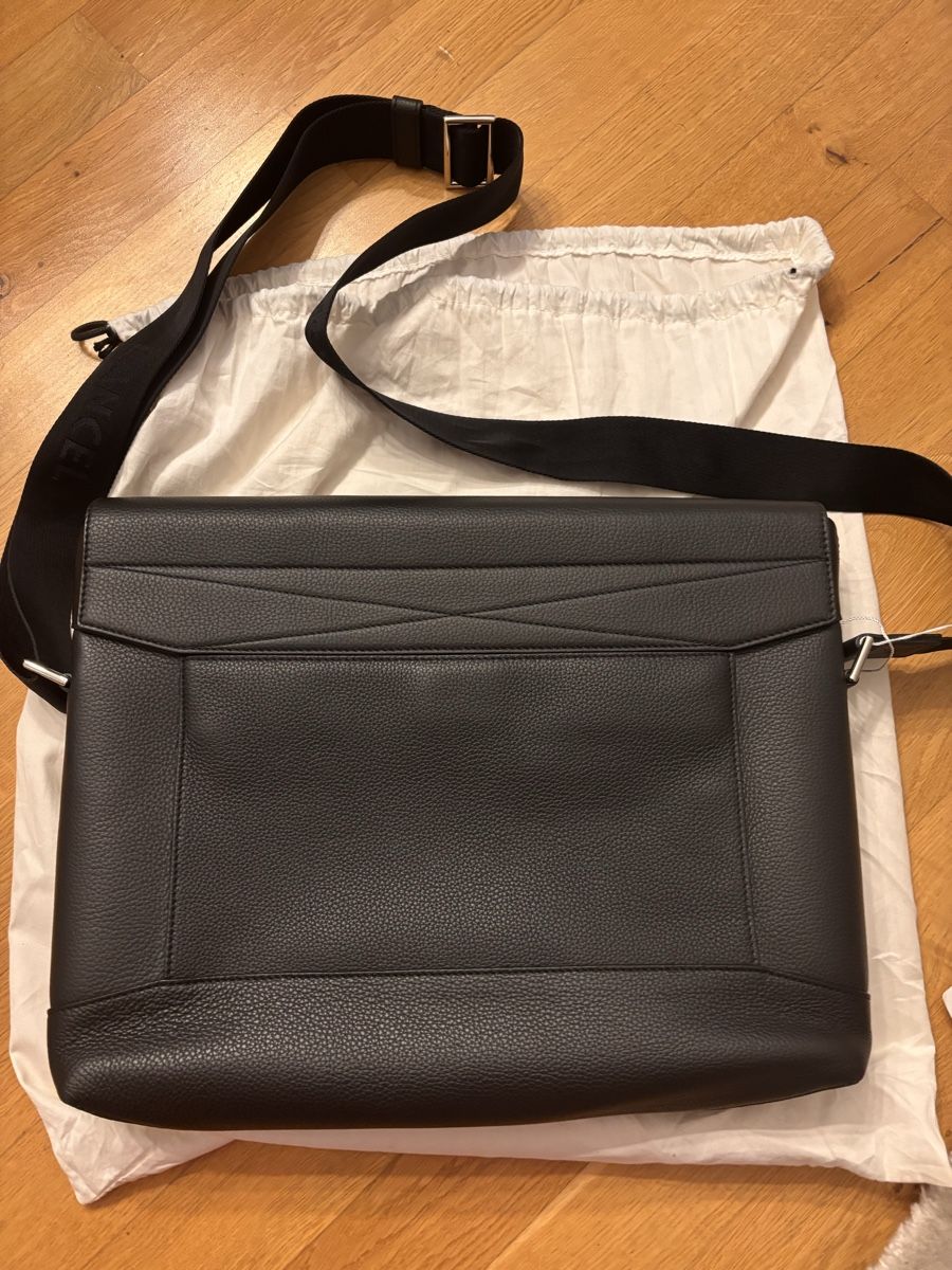Lancel Borse: Lancel Black Leather Messenger Bag - Perfect Condition! – Nuovo (secondo la descrizione) da Fribourg venduto da aix_fs82 2
