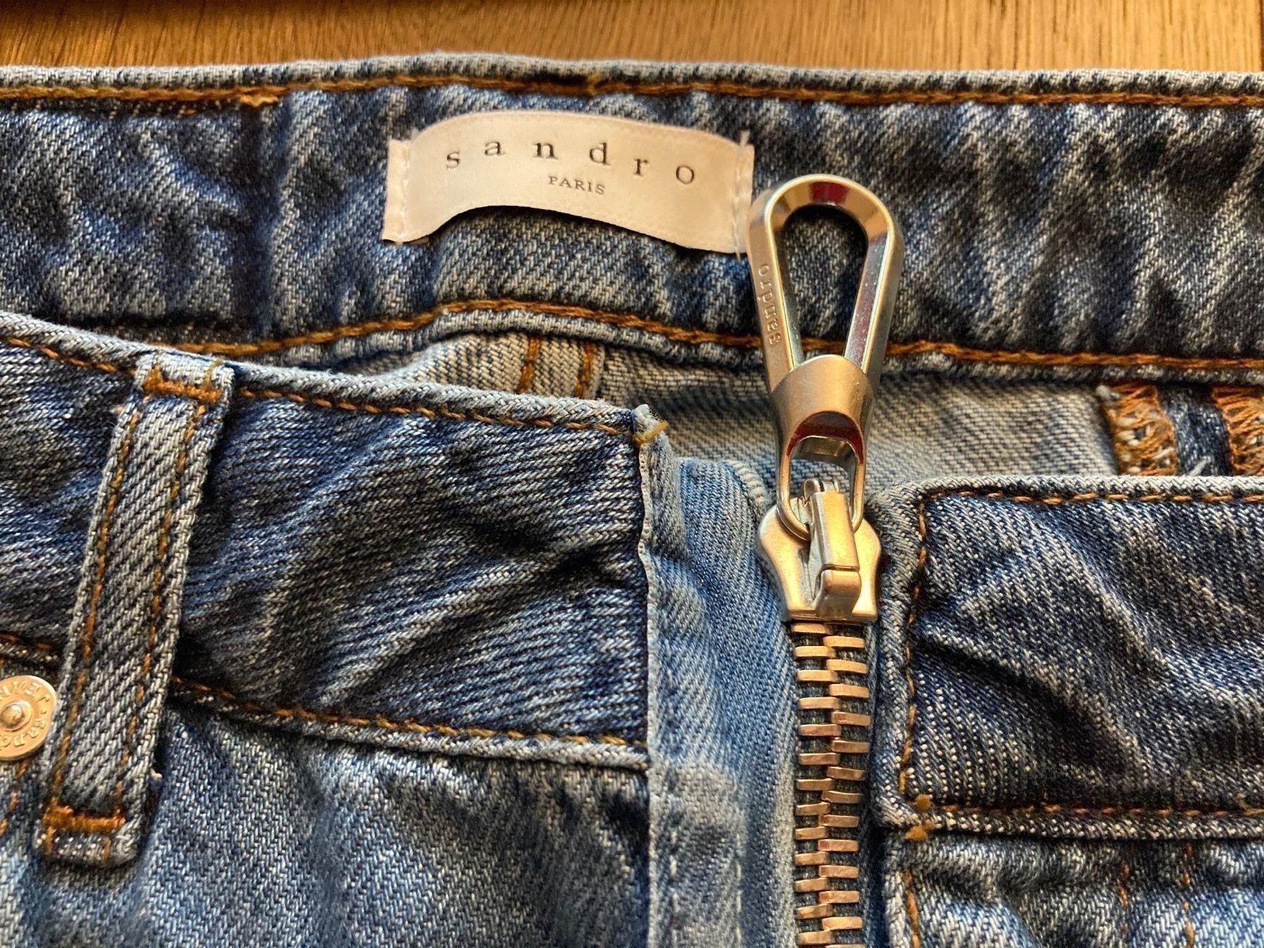 Sandro Jeans: Neue Jeans Sandro Patchwork (36 FR / 34 CH)‪ – Nuovo e nell'imballaggio originale da Luzern venduto da AM2nd 1