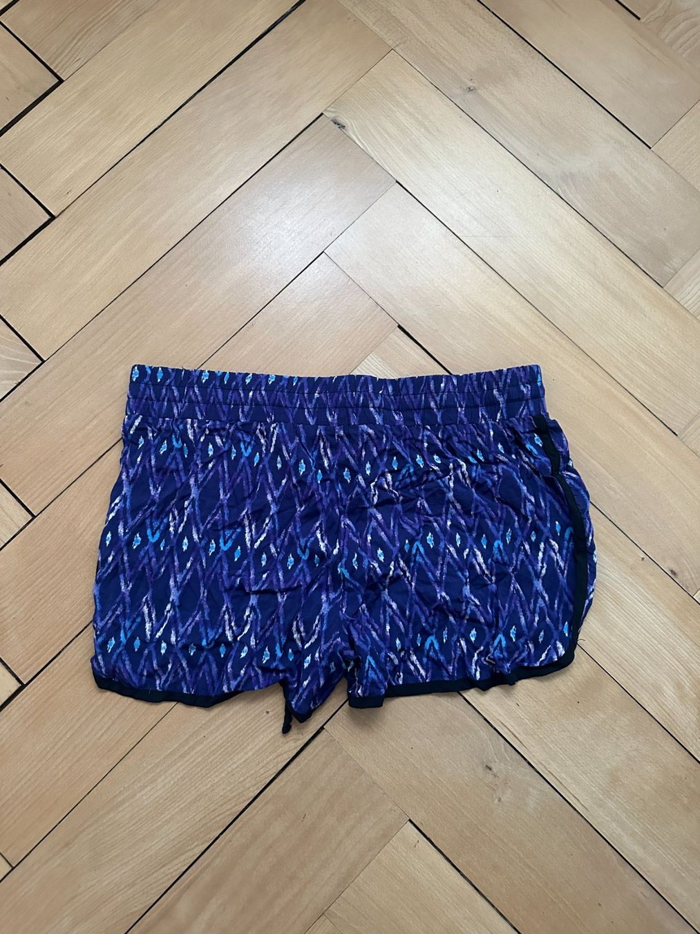 Pantaloni: TWINTIP - Shorts blau-violett gemustert L – Usato da Zürich venduto da Diazaio 2