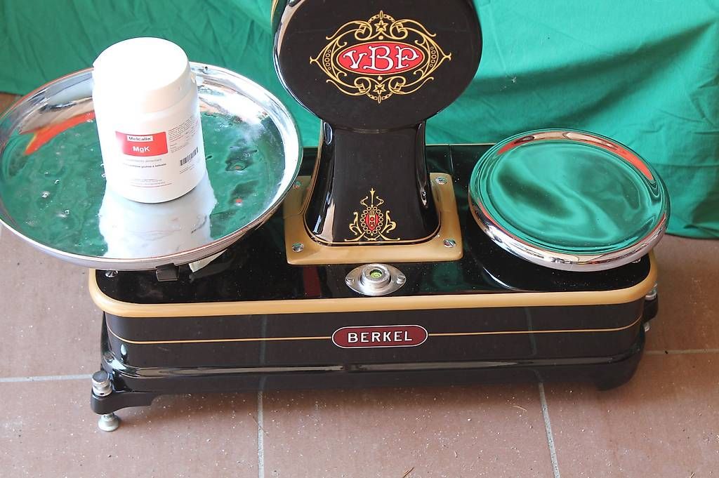 Bilance e pesi: Bilancia BERKEL modello A originale restaurata nera – Usato da Satigny venduto da macwood 1