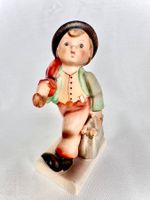 Hübsche Goebel Hummel Figur Junge mit Schirm und Tasche