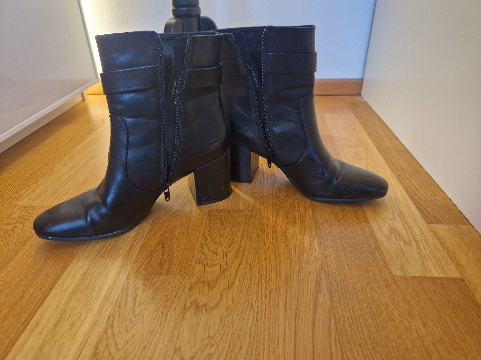Damenschuhe: Schicke schwarze Stiefeletten Gr. 39 – Gebraucht aus Klosters von Sniggels 3