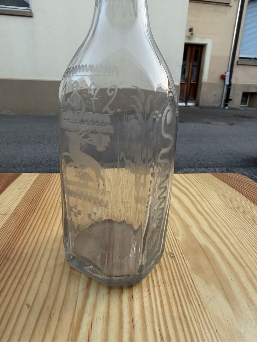Bicchieri: Antike Schweizer Glasflasche mit Hirschgravur, 1872  – Usato da Plasselb venduto da SeislerBrocki 1
