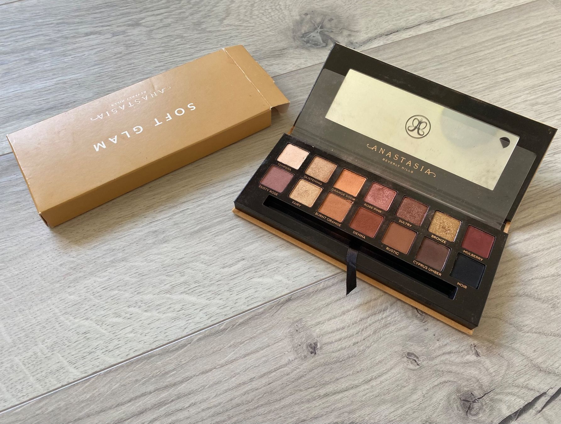 Make-up: ANASTASIA Soft Glam Eyeshadow Palette, – Usato da Dottikon venduto da 6571 1