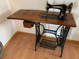 Antike SINGER Nähmaschine inkl. Tisch eine Seite aufklappbar