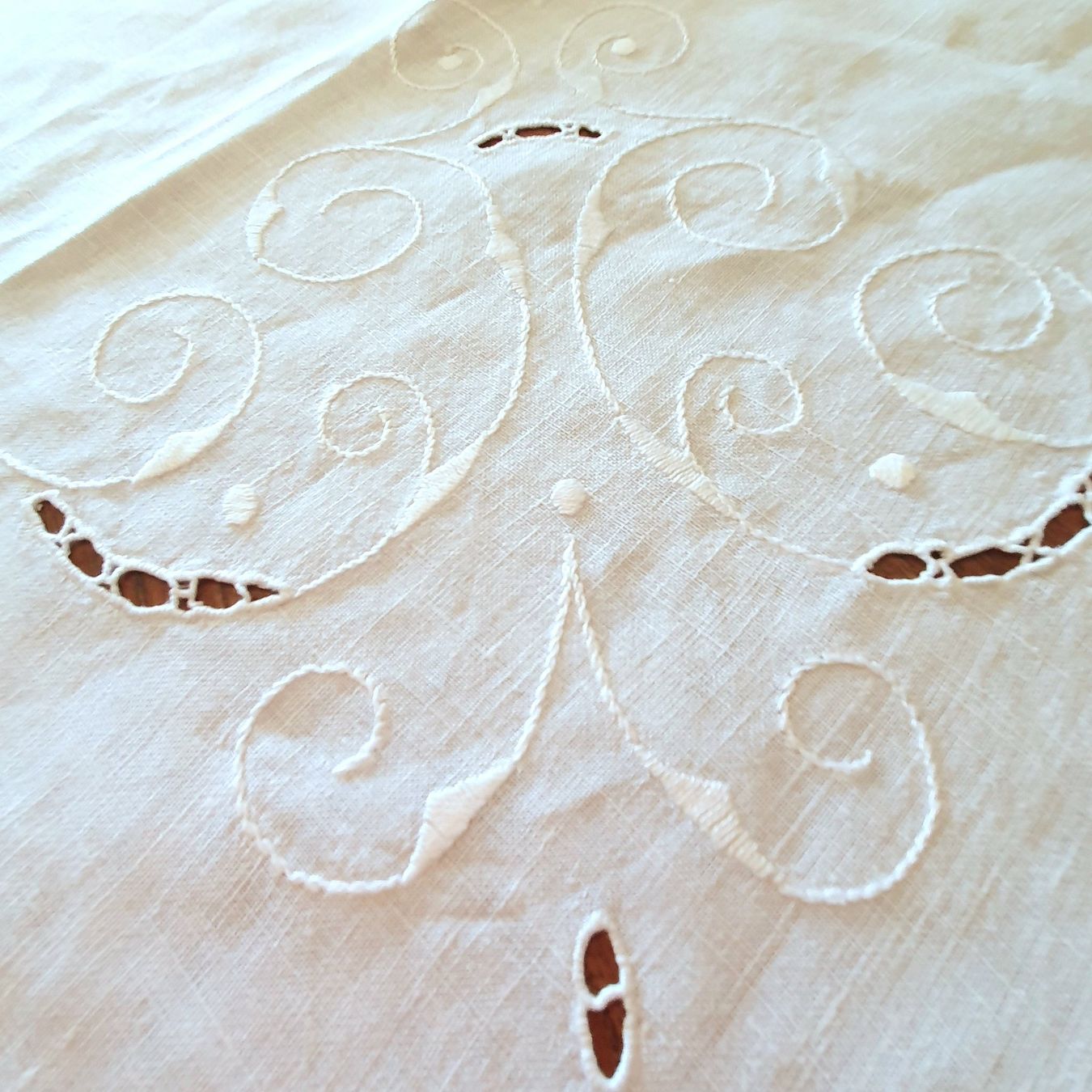 Altra biancheria da tavola: Ancienne nappe en lin, brodée main, 152 x 155 cm – Usato da Lausanne venduto da venise001 2