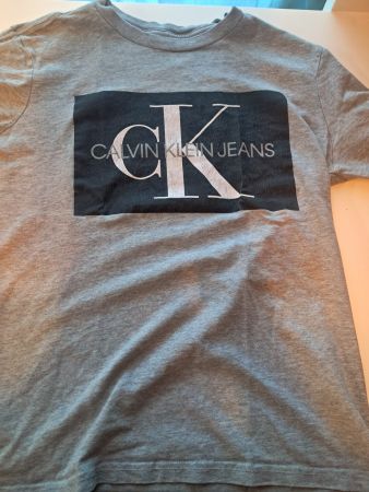 T-shirt Calvin Klein Jeans gris taille S d' occasion