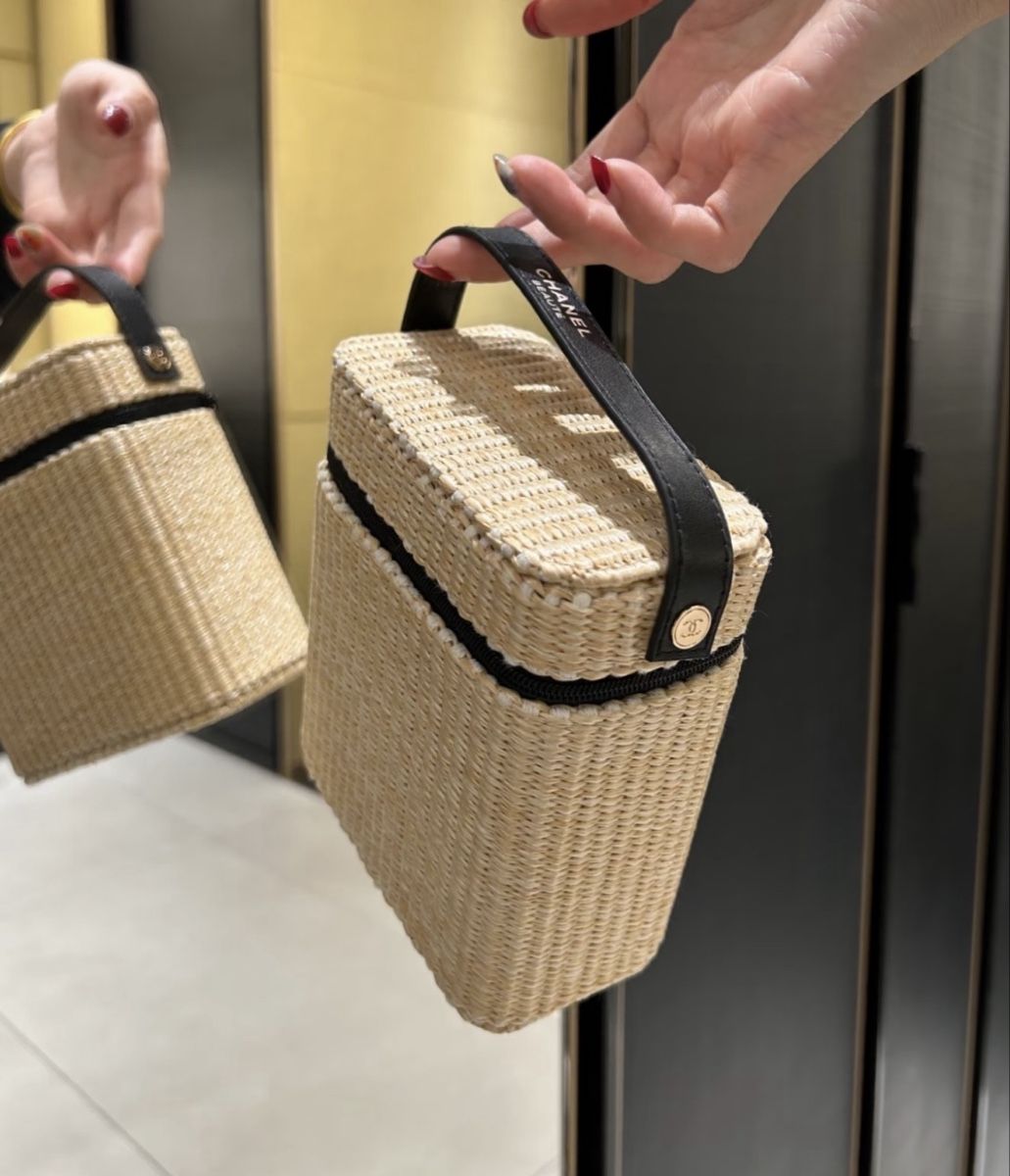 Sonstiges für Haushalt & Wohnen: Chanel 2026 Summer Wicker Beauty Box B12H14D6.4cm – Neu und originalverpackt aus Chur von Madeys