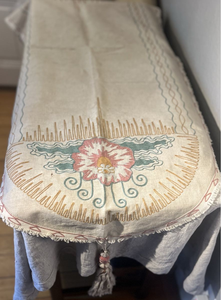 Sonstige Tischwäsche: Nappe chemin de table en lin, vintage brodée main, pompons – Gebraucht aus Genève von DELIRBEADS 1