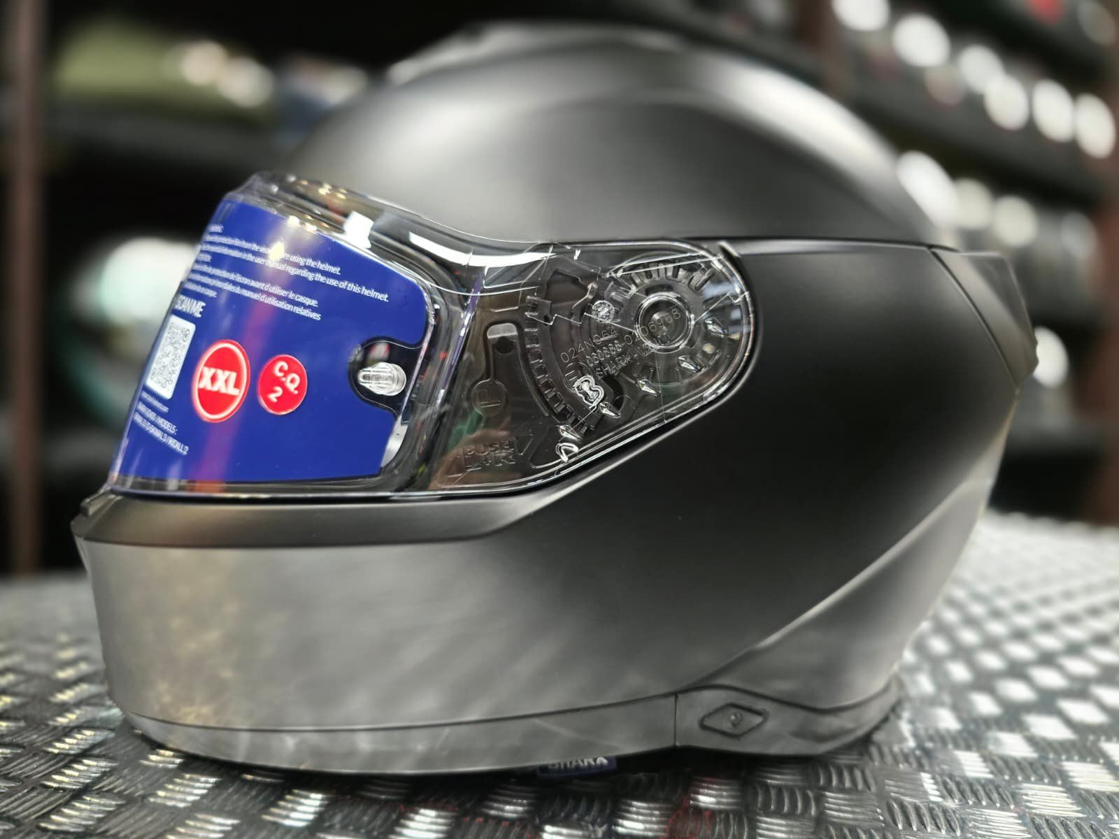 Caschi & visiere: Casque Shark Integral Skwal i3 Dark Shadow Edition mat – Nuovo e nell'imballaggio originale da Yverdon-les-Bains venduto da MotoFactory.