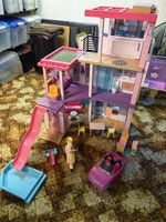 Barbie - Haus mit Zubehör & 1 Kiste voll Barbie und Zubehör 