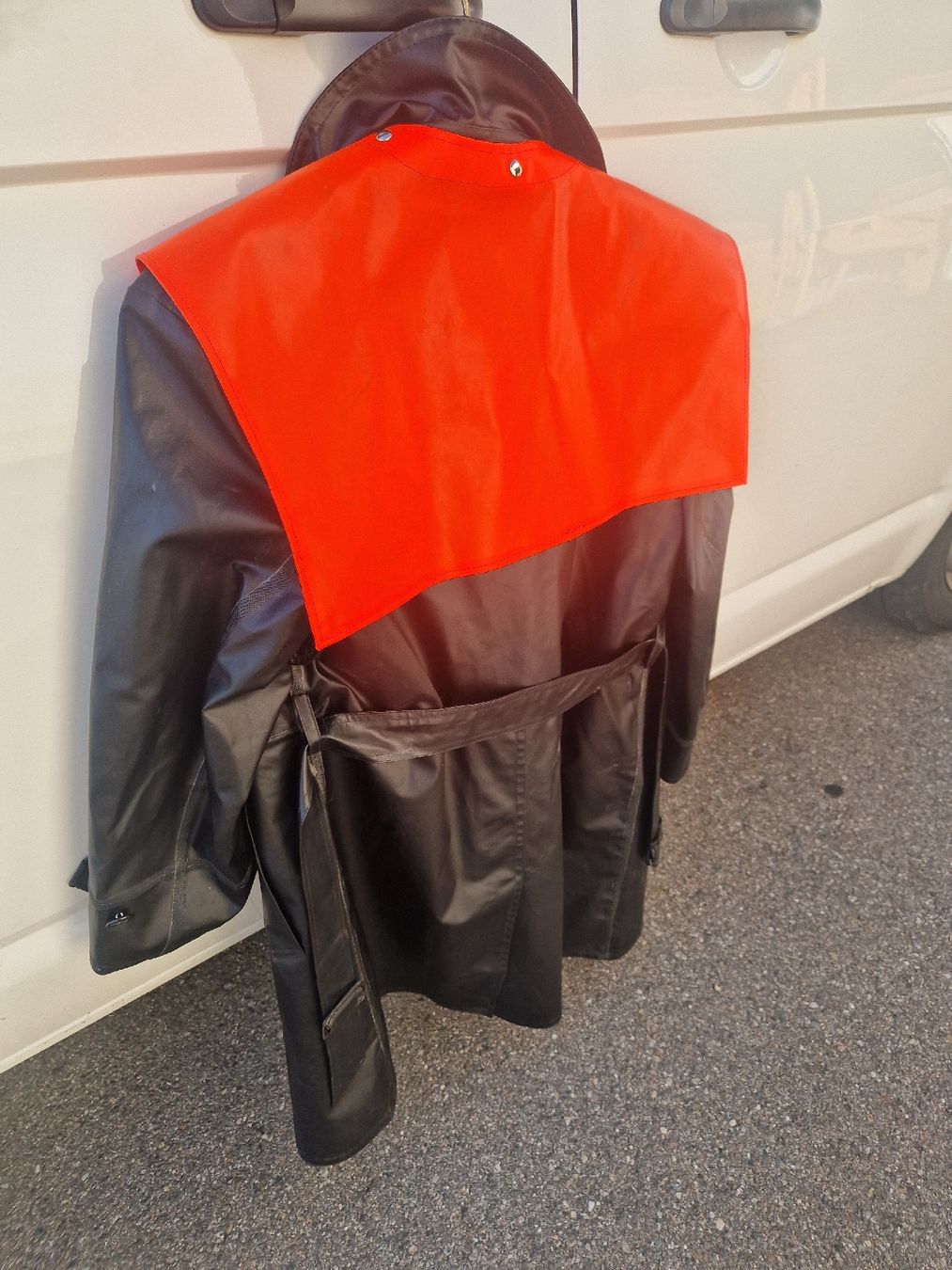 Cappotti: Polizeimantel schwarz orange mit Steppfutter Grösse 48 – Usato da Mörigen venduto da Clio111 1