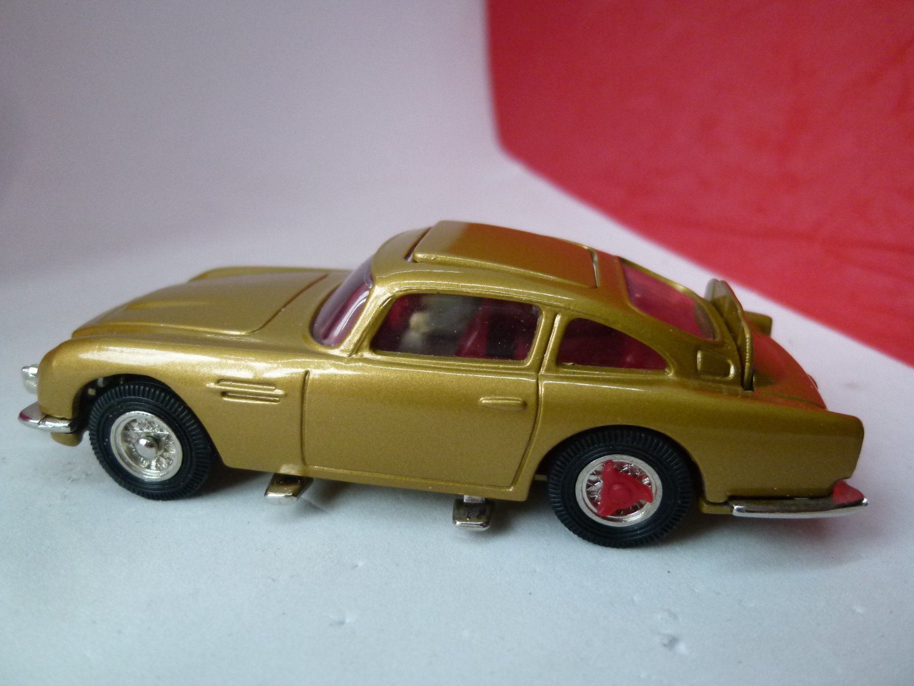 Vieille ASTON MARTIN DB5 GOLD à friction, plastique de 22cms, Made in