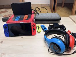 Nintendo Switch Oled mit 5 Spielen und 4 Controllern