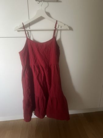 Rotes Kleid ungetragen Grösse M