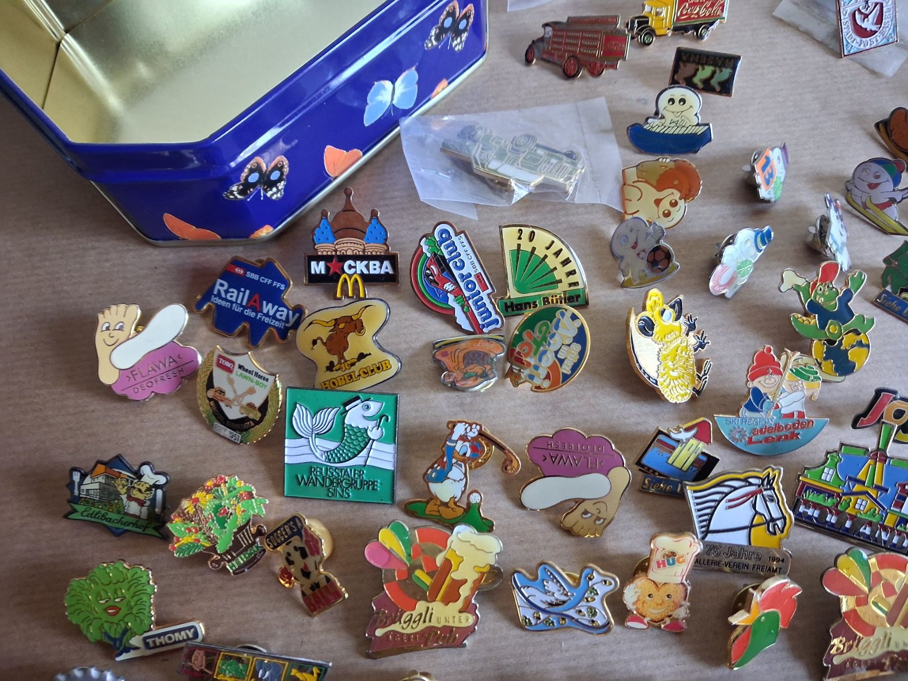 Placchette & Badge: b/ 100+ Pins mit Verschluss. Gemäss Bildern – Usato da Hagendorn venduto da siwasi3 4