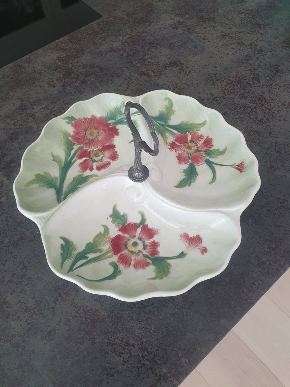 Piatti di portata: Antike Servierplatte mit Blumendekor & Griff, Vintage – Usato da Reinach venduto da 3Guggerli