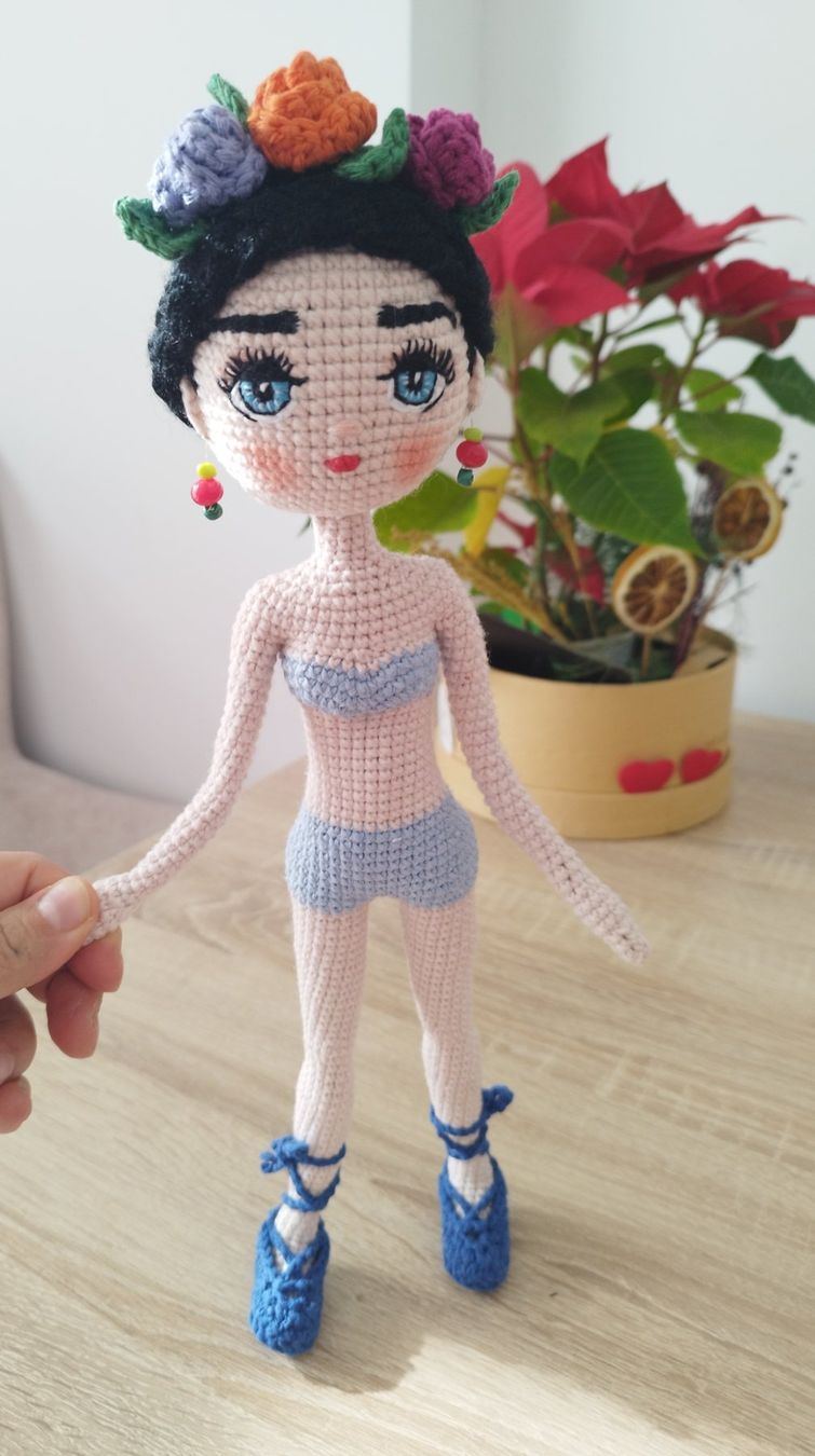 Bambole: Poupée Frida Kahlo crochetée à la main, pièce unique! – Nuovo e nell'imballaggio originale da Arnex-sur-Orbe venduto da can_97vn 7
