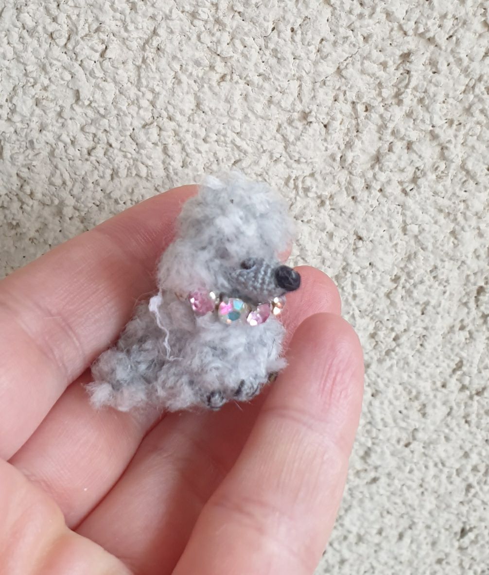 Statuette: Handgehäkelte Miniatur eines Pudels 3 cm in einer Acrylbox – Nuovo (secondo la descrizione) da Gelterkinden venduto da Macrameed 4