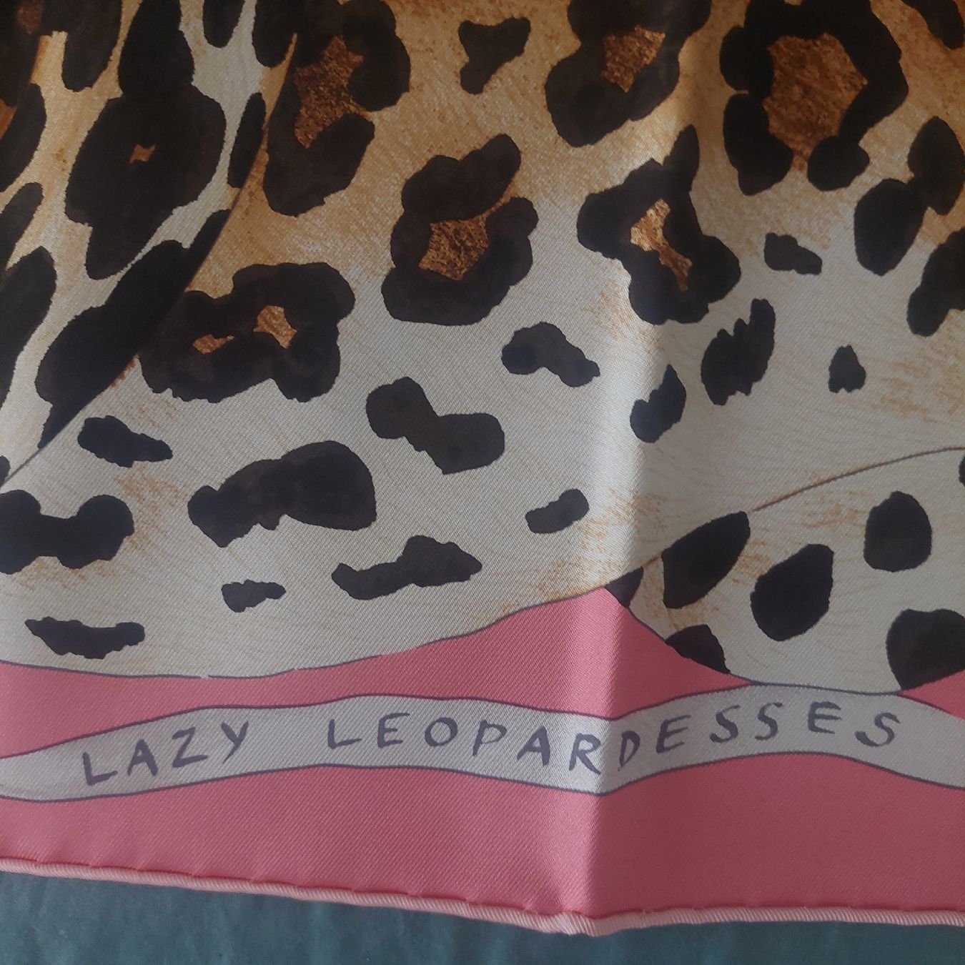 Hermès Foulard & Sciarpe: Carré Hermès Lazy Leopardesses neuf, 90 – Nuovo e nell'imballaggio originale da Genève venduto da s_t_z8jl 1