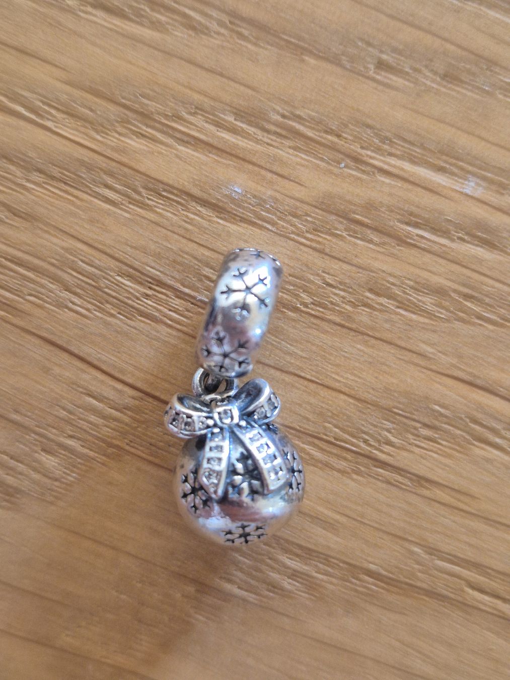 Pandora Ciondoli: Pandora Anhänger Weihnachtskugel Schneeflocken 925 Silber – Usato da Zuzgen venduto da SaBee91