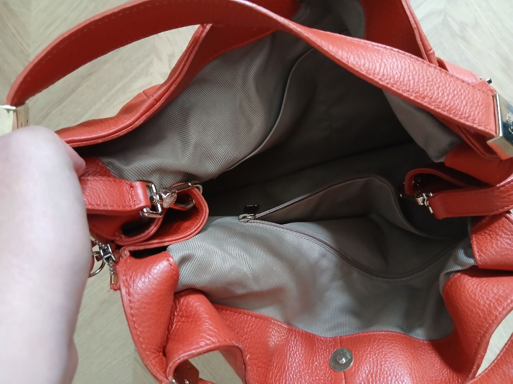 Furla Borse da donna: Furla Red Leather Bag Larger Size – Nuovo (secondo la descrizione) da Wil SG venduto da tre_g2l7 2