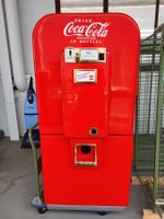 Coca Cola Schrank mit Flaschen