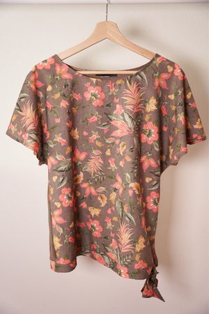 Schöne Cortefiel Bluse mit Blumen zum Binden Grösse M