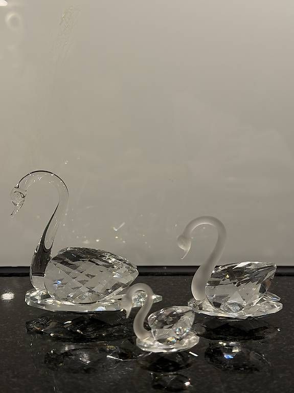 Statuette: Glasfiguren Schwanfamilie – Usato da Rapperswil SG venduto da kyrahueppi