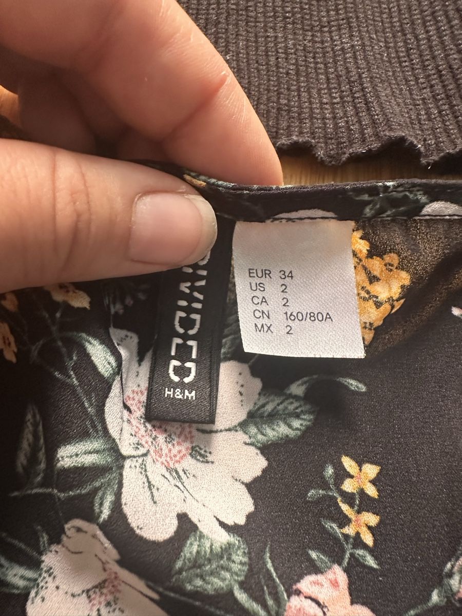 Pull&Bear Lots de vêtements: H&M Bluse und Pull&Bear Croptop Grösse 34/S – D'occasion à Zürich par cla_qxx8 1