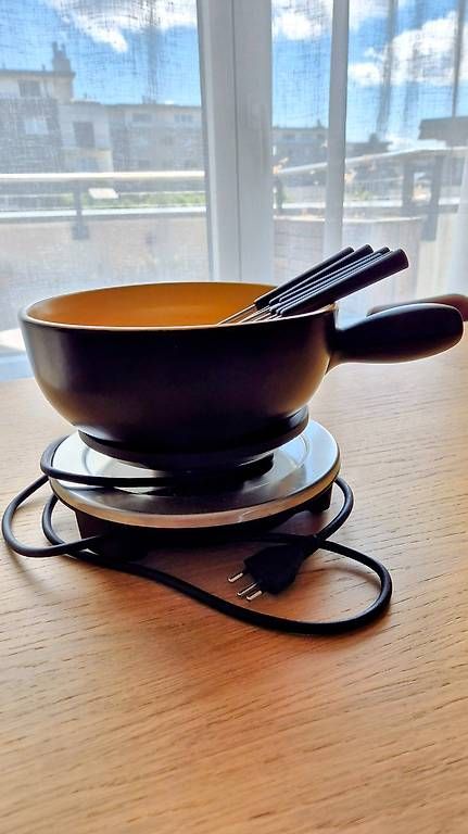 Tutti gli attrezzi: Caquelon électrique Koenig + 6 fourchettes. Prix à discuter. – Usato da La Chaux-de-Fonds venduto da danydeneuch
