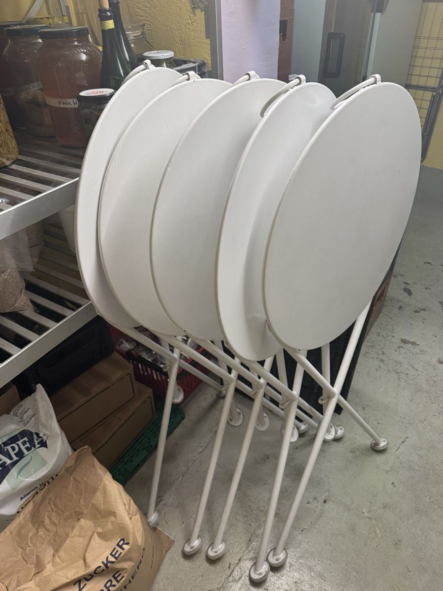Tables: White demar forge tables  – D'occasion à Zürich par Samuelenvallutbult 1