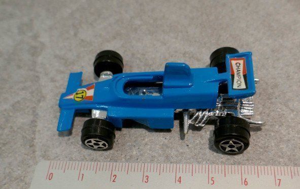 Modellini d'auto: hellblaues Rennauto-Modell – Usato da Allmendingen b. BE venduto da MMC-MuMeCo