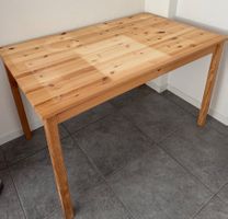 Holztisch (wurde zuletzt als Schreibtisch verwendet)