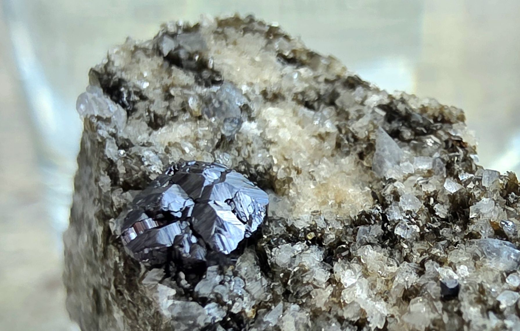 Minerali & Pietre curative: Rutil / Knopfrutil. Typisch diese Kristallation Lärcheltini. – Usato da Glis venduto da nbu_65ys 3