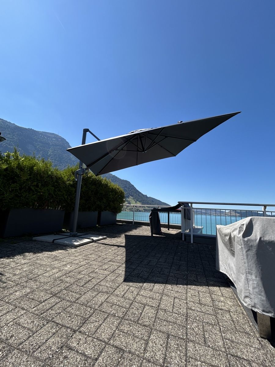 Parasols: Ampelschirm mit Bodenplatten guter Zustand – D'occasion à Arth par rickitrickli 1