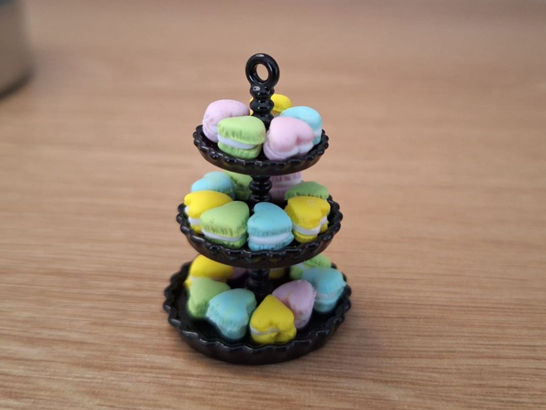 Puppenhäuser & -möbel: Handgemachte Herz Macarons in Etagere – Neu (gemäss Beschreibung) aus Zürich von HandmadeTinyFood 2