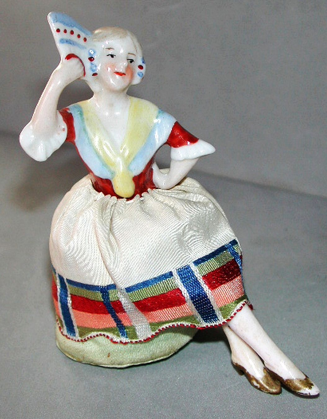 Statuette: Entzückende Teepuppe einer Spanierin mit Fächer – Usato da Sonceboz-Sombeval venduto da Artdecolove 2