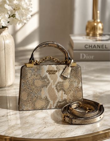 Handtasche Guess Schlangenmuster  zustand neuwertig.