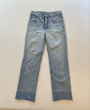 hellblaue Jeans im Used-Look