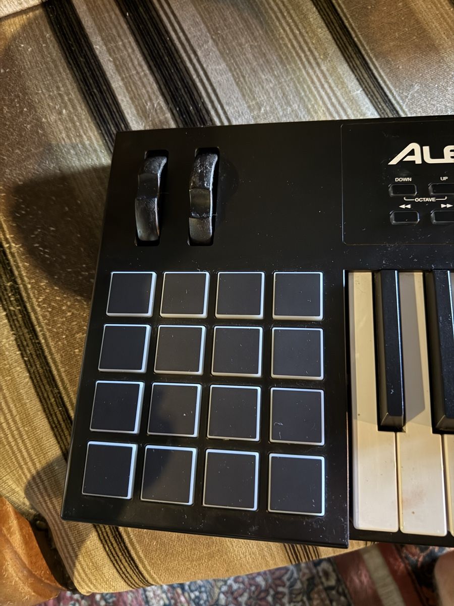 Alesis Strumenti musicali: Alesis V49 MIDI Keyboard – Usato da Zürich venduto da jonathanschneider 3