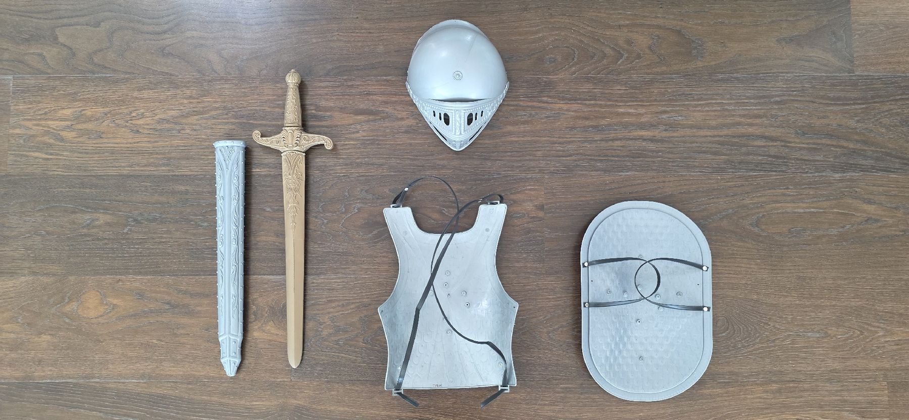 Giocattoli: Ritter Rüstung mit Helm und Säbel – Nuovo (secondo la descrizione) da Uerikon venduto da Indefinitely