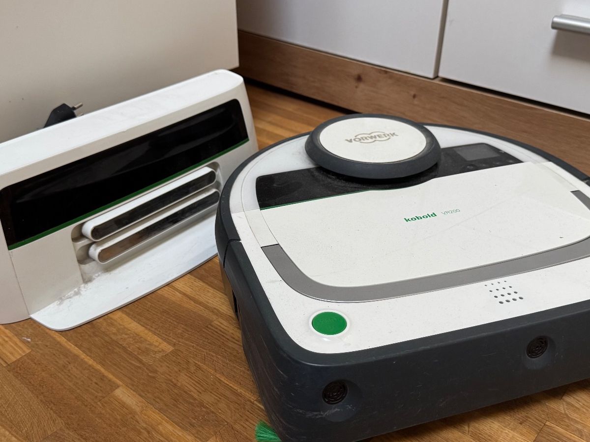 Vorwerk Aspirapolveri & Accessori: Saugroboter "Vorwerk Kobold" VR200 mit Station – Usato da Hünenberg venduto da fightlady
