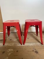 2 rote Metallhocker | Stapelbar | Industrie-Design
