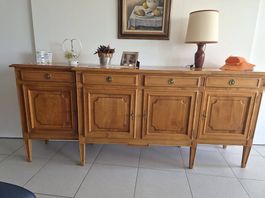 Buffet à 4 portes en bois massif.