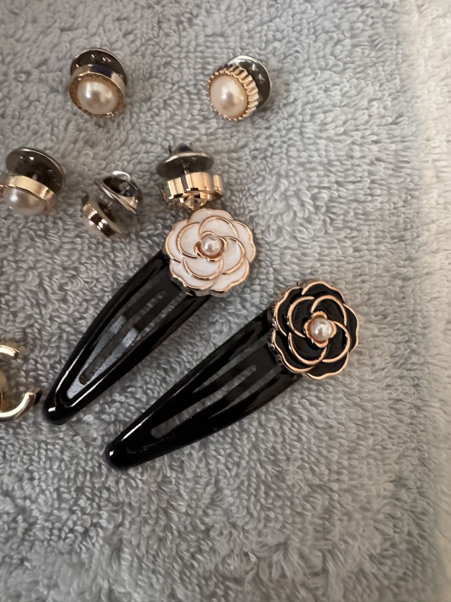 Chanel Altri gioielli: Chanel breloque, pins et barrette – Nuovo (secondo la descrizione) da Genève venduto da Allisgood 4