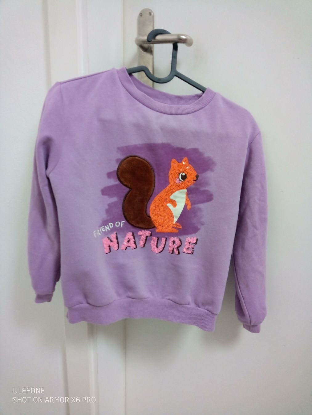 H&M Pulls et sweat-shirts: H&M Mädchen Pulli Gr.122/128 Lila mit Eichhörnchen /Pullover – D'occasion à Volketswil par Car1